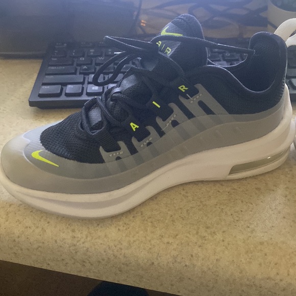 COPY - Nike Air Max Axis - Picture 3 of 3